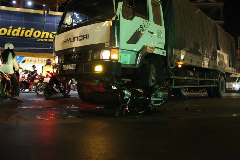 Tài xế xe tải bị đuổi đánh sau khi cán chết người ảnh 2 Tài xế xe tải bị đuổi đánh sau khi cán chết người ảnh 2